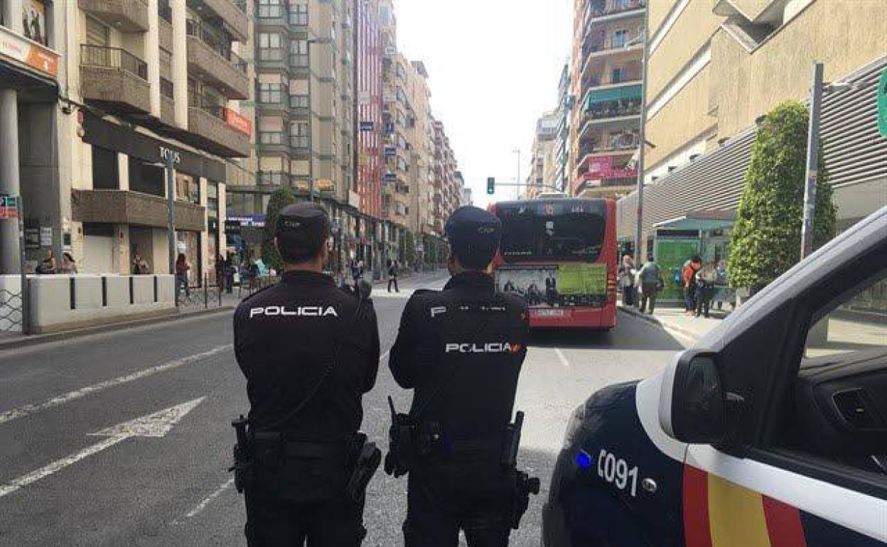 Dos agentes de la Policía Nacional. 