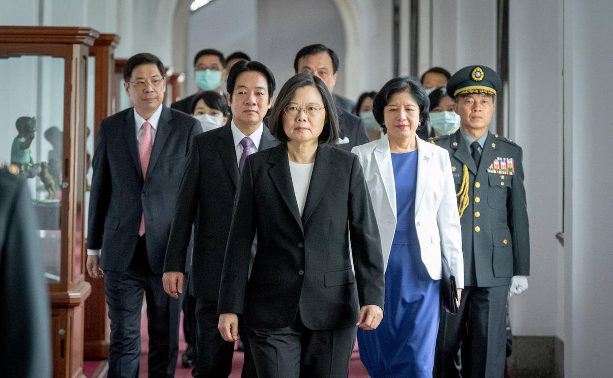 La presidenta taiwanesa, Tsai Ing-wen, con parte de su Gobierno.