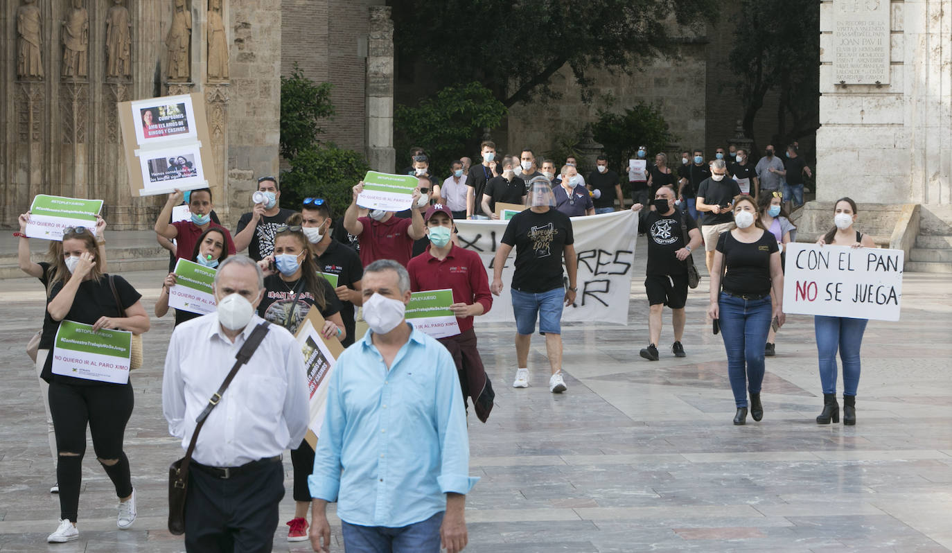 Unas 250 personas vinculadas al sector de las casas de apuestas se han concentrado esta mañana para protestar de cara a la aprobación de la ley del Juego, que estaba previsto que se votase de forma ponderada hoy pero que finalmente podría hacerse de forma telemática y en los próximos días, tras la petición de Vox.