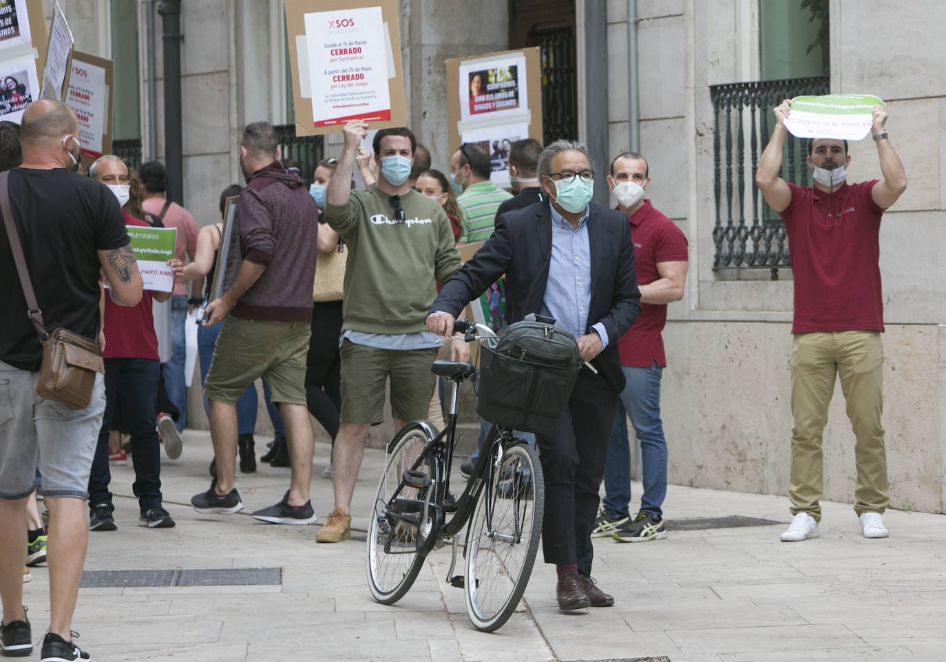 Unas 250 personas vinculadas al sector de las casas de apuestas se han concentrado esta mañana para protestar de cara a la aprobación de la ley del Juego, que estaba previsto que se votase de forma ponderada hoy pero que finalmente podría hacerse de forma telemática y en los próximos días, tras la petición de Vox.