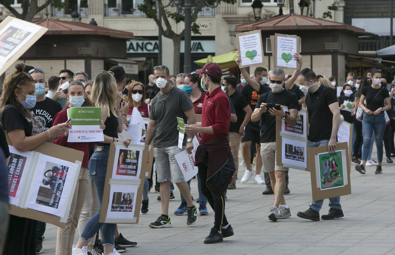 Unas 250 personas vinculadas al sector de las casas de apuestas se han concentrado esta mañana para protestar de cara a la aprobación de la ley del Juego, que estaba previsto que se votase de forma ponderada hoy pero que finalmente podría hacerse de forma telemática y en los próximos días, tras la petición de Vox.