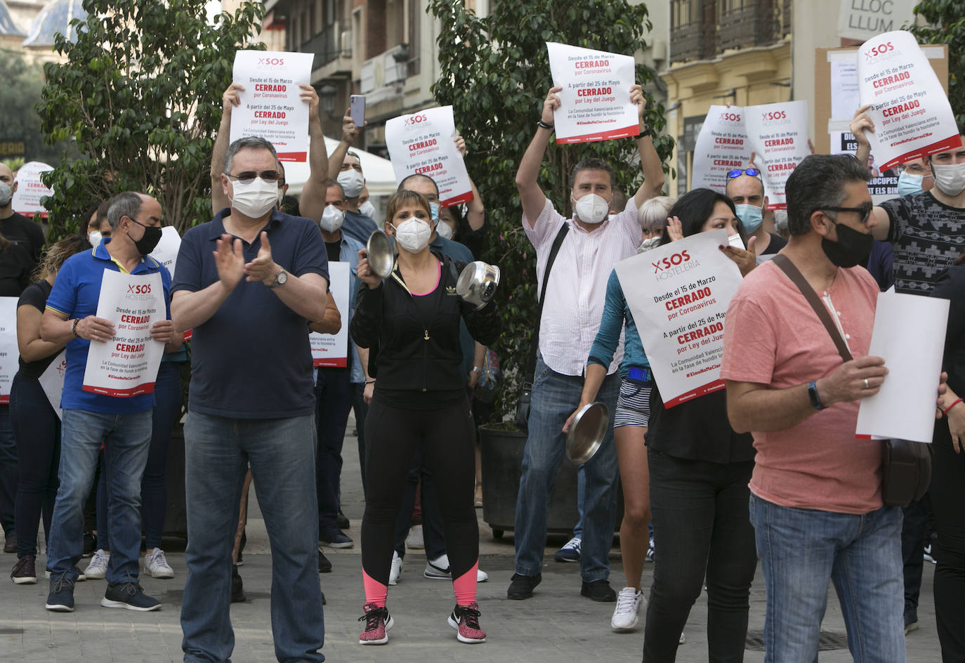 Unas 250 personas vinculadas al sector de las casas de apuestas se han concentrado esta mañana para protestar de cara a la aprobación de la ley del Juego, que estaba previsto que se votase de forma ponderada hoy pero que finalmente podría hacerse de forma telemática y en los próximos días, tras la petición de Vox.