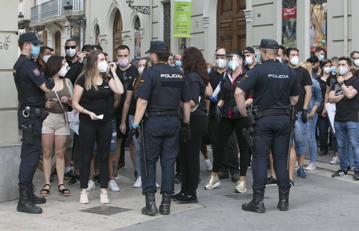 Unas 250 personas vinculadas al sector de las casas de apuestas se han concentrado esta mañana para protestar de cara a la aprobación de la ley del Juego, que estaba previsto que se votase de forma ponderada hoy pero que finalmente podría hacerse de forma telemática y en los próximos días, tras la petición de Vox.