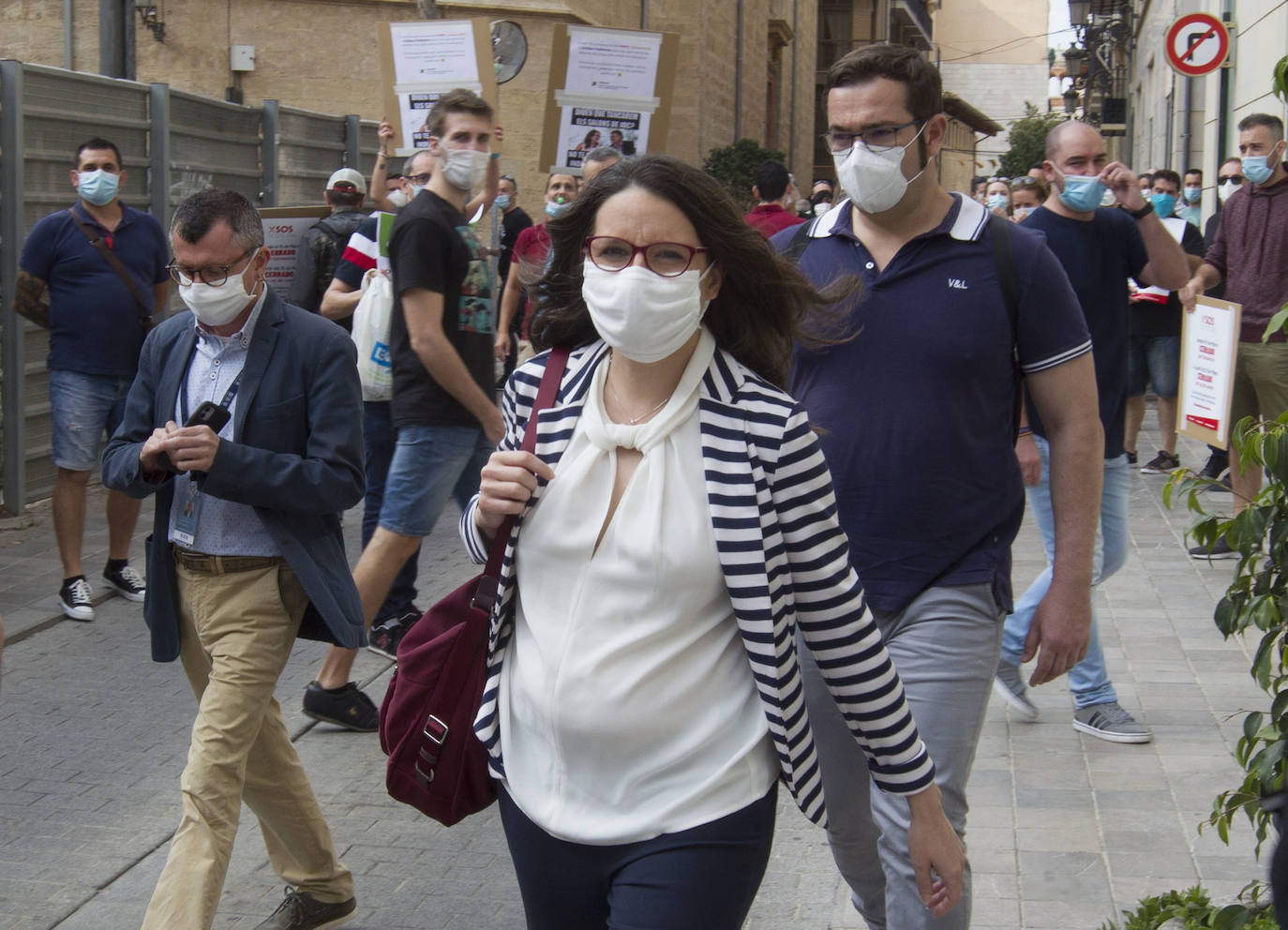 Unas 250 personas vinculadas al sector de las casas de apuestas se han concentrado esta mañana para protestar de cara a la aprobación de la ley del Juego, que estaba previsto que se votase de forma ponderada hoy pero que finalmente podría hacerse de forma telemática y en los próximos días, tras la petición de Vox.