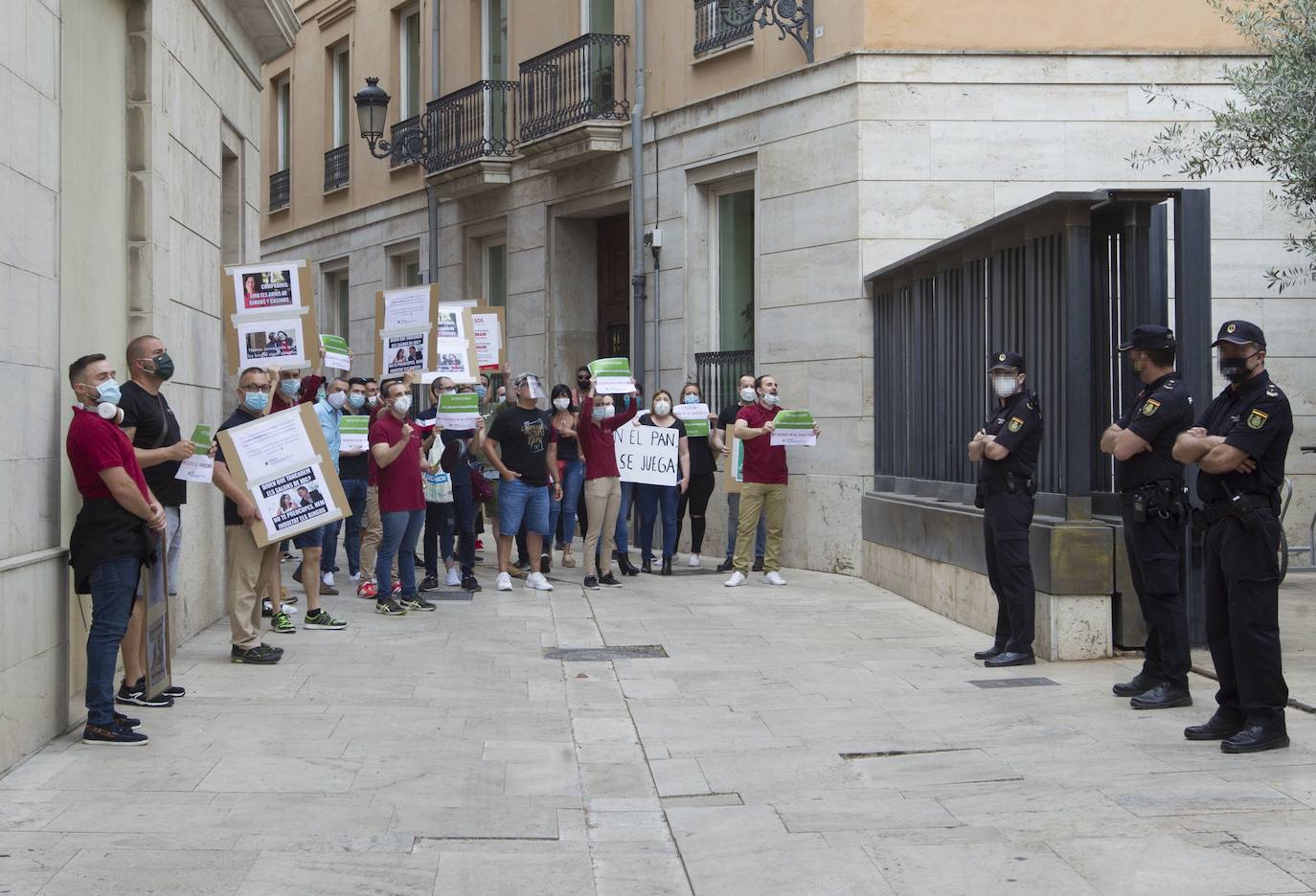 Unas 250 personas vinculadas al sector de las casas de apuestas se han concentrado esta mañana para protestar de cara a la aprobación de la ley del Juego, que estaba previsto que se votase de forma ponderada hoy pero que finalmente podría hacerse de forma telemática y en los próximos días, tras la petición de Vox.