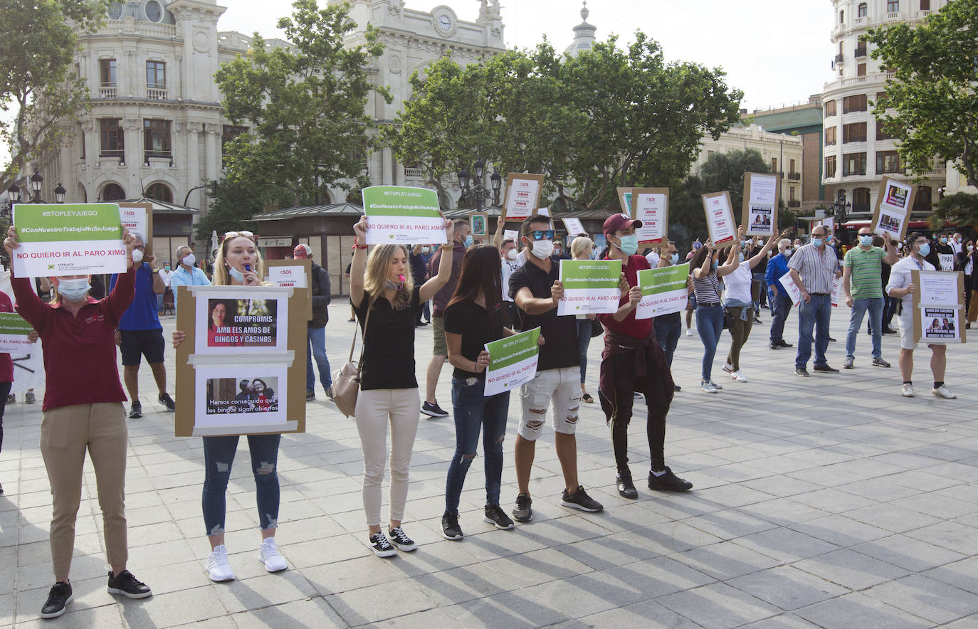 Unas 250 personas vinculadas al sector de las casas de apuestas se han concentrado esta mañana para protestar de cara a la aprobación de la ley del Juego, que estaba previsto que se votase de forma ponderada hoy pero que finalmente podría hacerse de forma telemática y en los próximos días, tras la petición de Vox.