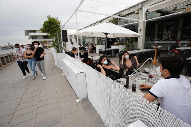 Algunos clientes ayer en las terrazas de las restaurantes de la Marina de Valencia. jesús signes