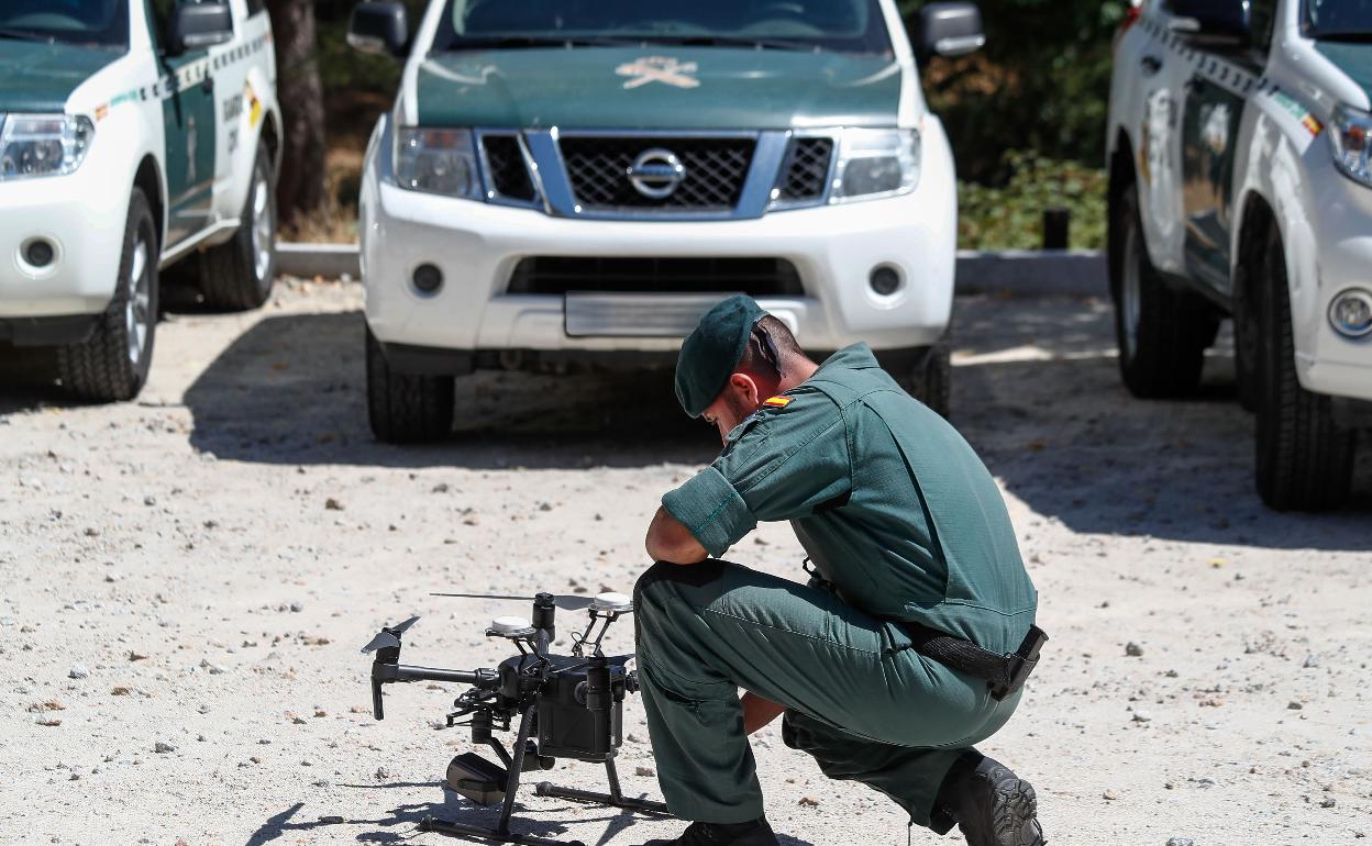 Un guardia civil prepara el dron en un operativo de búsqueda. 