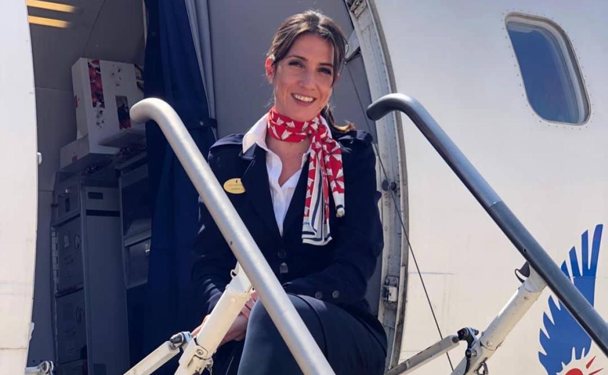 Sandra, trabajadora de Air Nostrum, en el avión con el que retomaron los vuelos tras el parón por coronavirus.