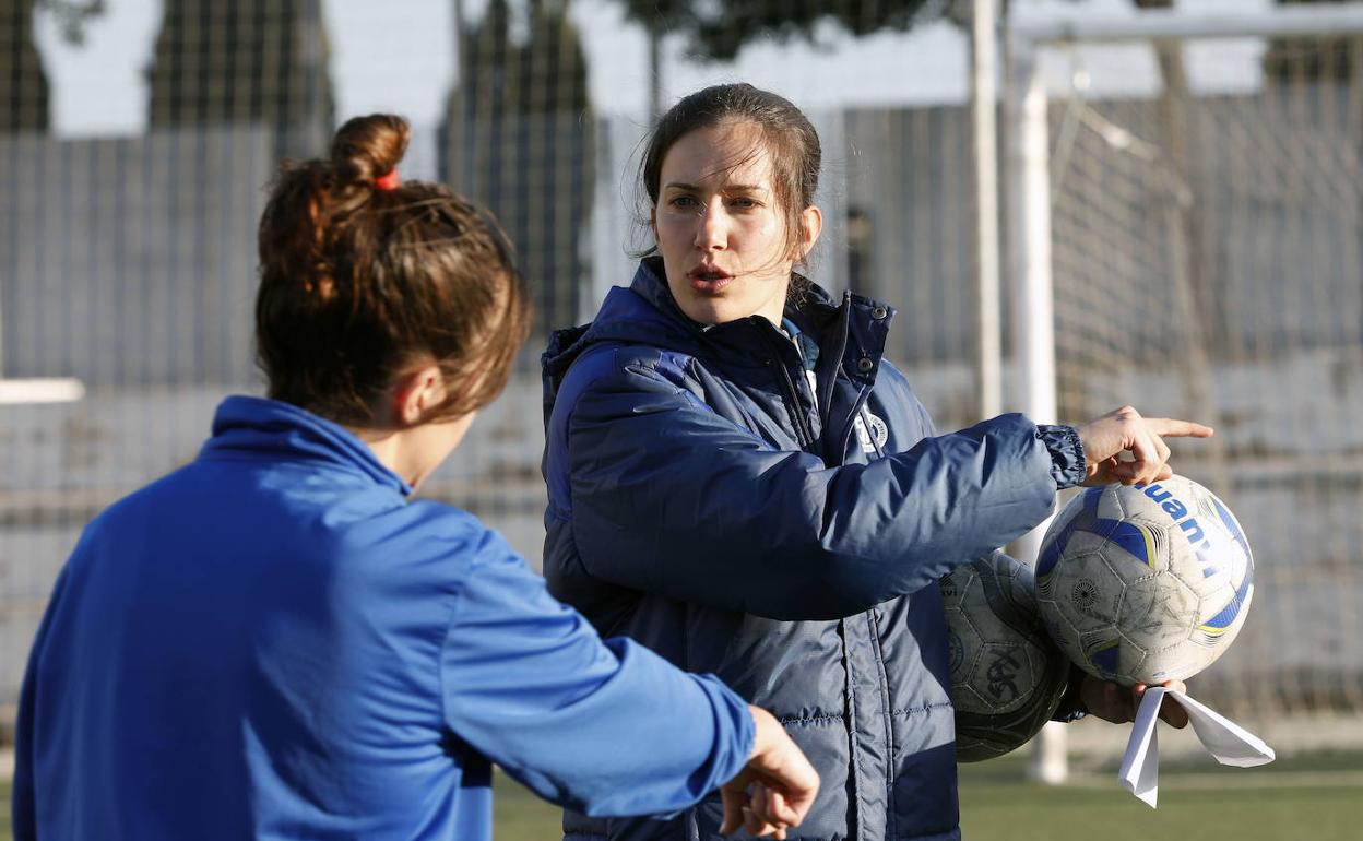 Andrea Esteban, dirigiéndose a una jugadora de la Selección Valenciana sub-15.