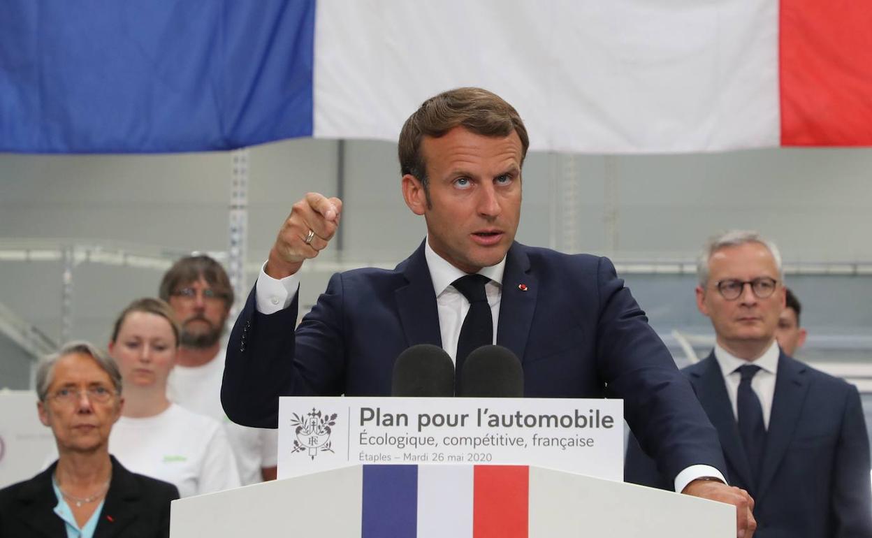 El presidente francés, Emmanuel Macron, en una fábrica de coches en París. 