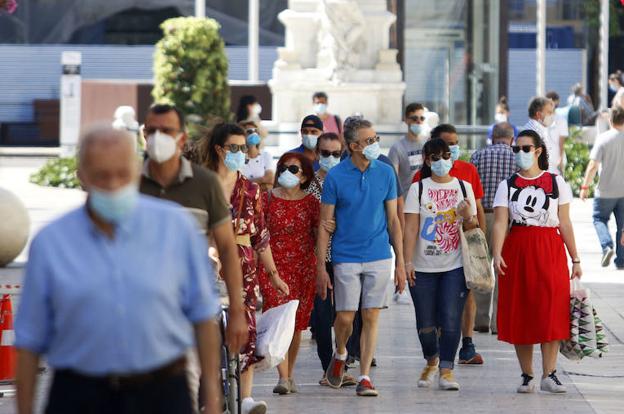 Ciudadanos con mascarilla en una ciudad española. 