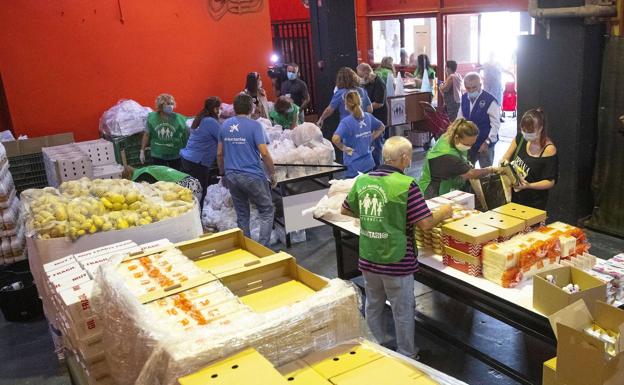 Reparto de alimentos en Mestalla