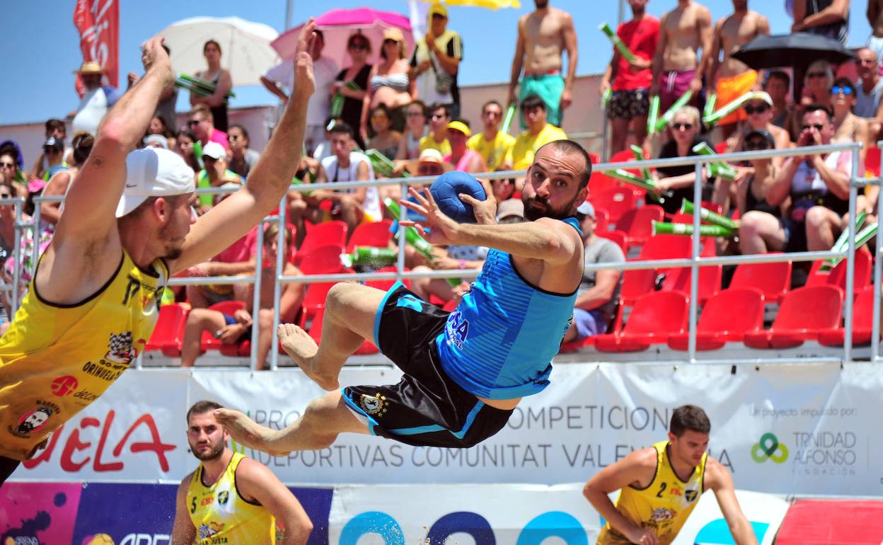 Lanzamiento a puerta en un partido de balonmano playa 