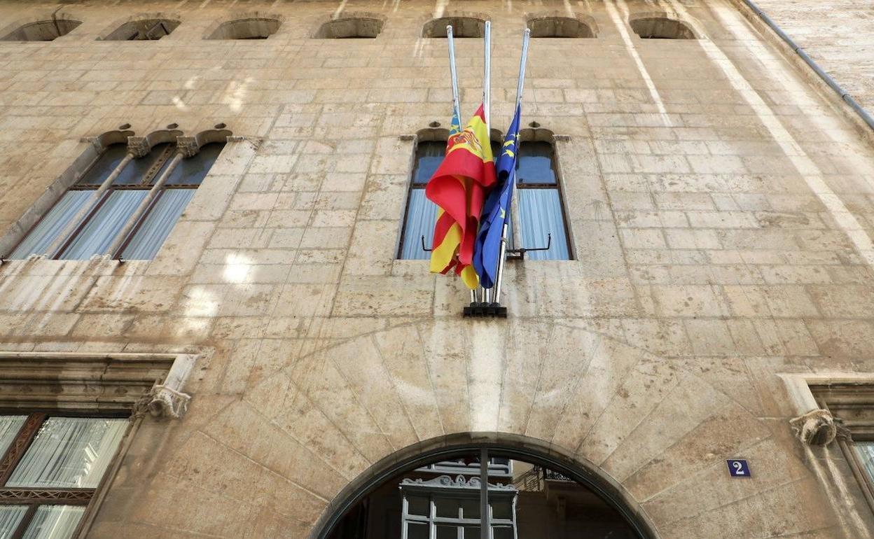 Banderas a media asta en el Palau de la Generalitat, hoy, en señal de duelo por el coronavirus