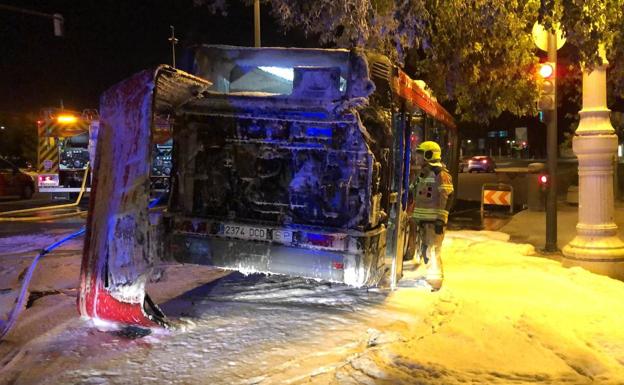 Imagen principal - Arde el motor de un autobús de la EMT en plena Alameda