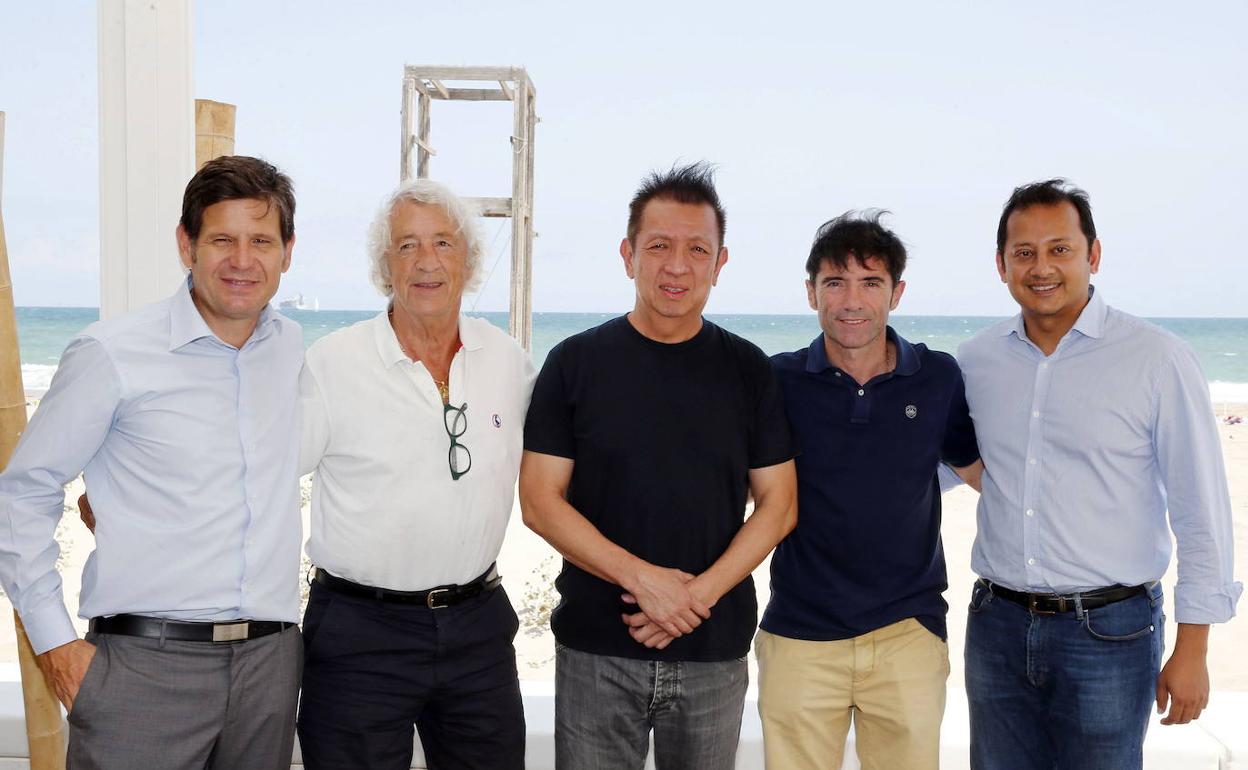 Peter Lim, junto a Marcelino, en una comida con Matel Alemany, Juan Cruz Sol y Anil Murthy 