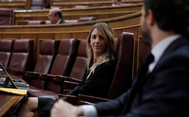 Álvarez de Toledo, junto a Pablo Casado, en la bancada del PP en el Congreso. 