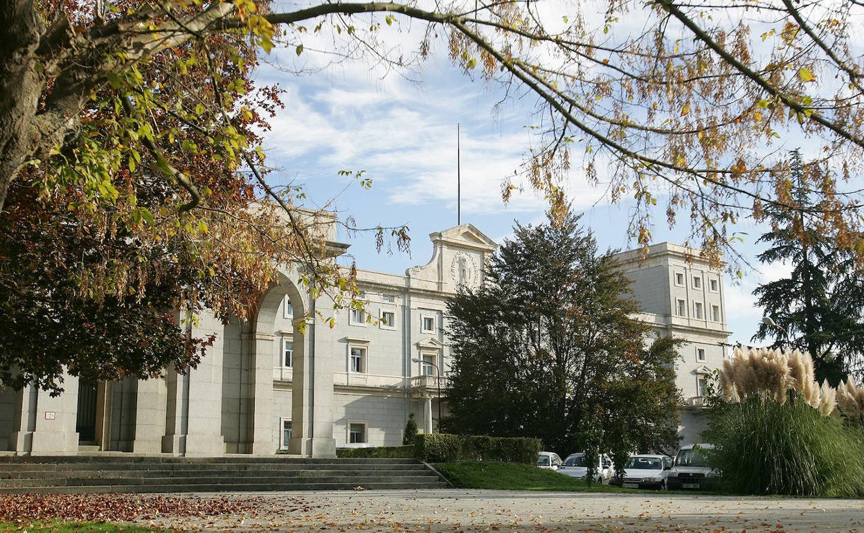 Fachada del edificio central de la Universidad de Navarra.