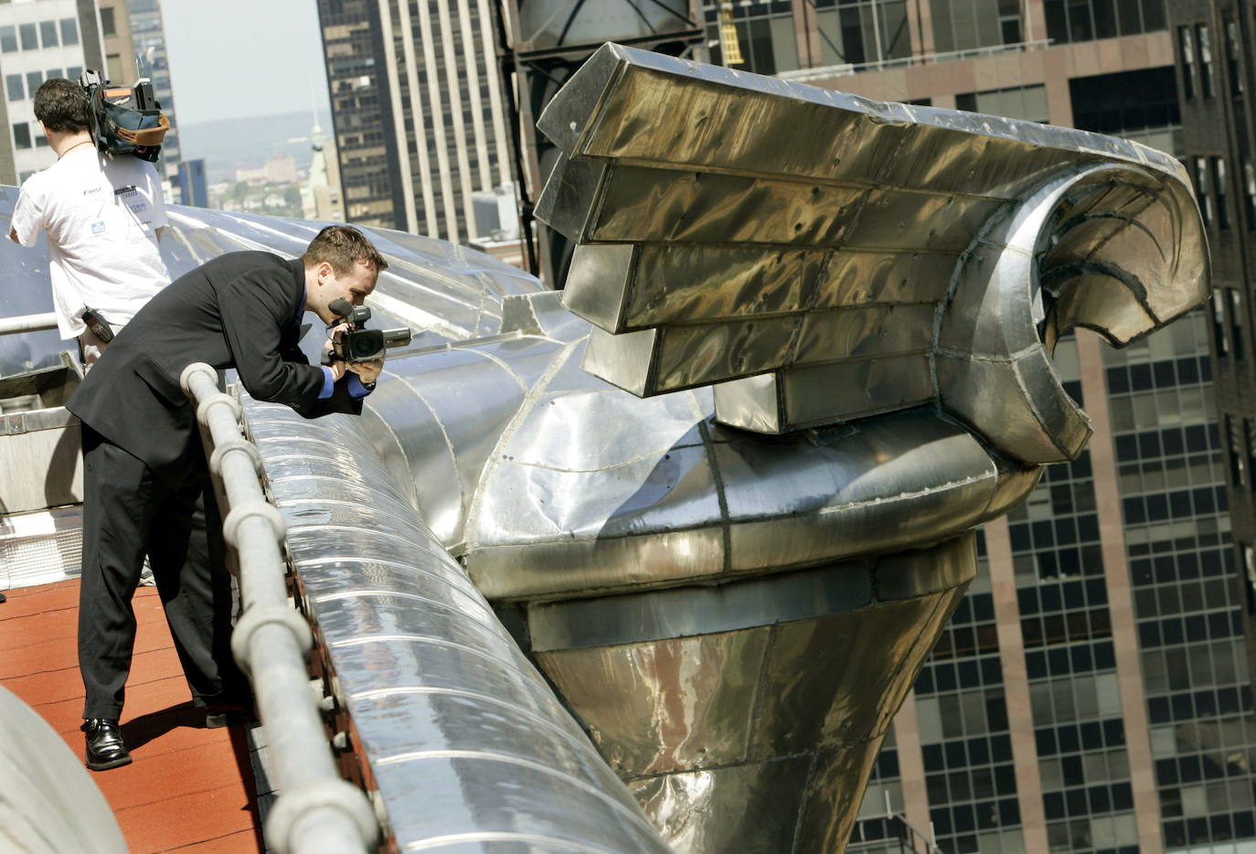 También son características del edificio Chrysler sus gigantescas gárgolas, en el piso 61, que imitan las águilas del emblema de la compañía.