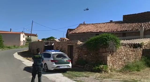 La Guardia Civil de Valencia ha pedido colaboración a los vecinos de los pueblos y aldeas de la comarca de los Serranos para localizar y detener al 'Rambo de Requena'. El operativo de búsqueda del ladrón que mantiene en jaque a los guardias civiles y policías desde hace tres meses se ha reanudado a primera hora de esta mañana. Una decena de patrullas peinan los montes de Chelva, La Sella, Higueruelas, Alpuente, Andilla y Titaguas. 