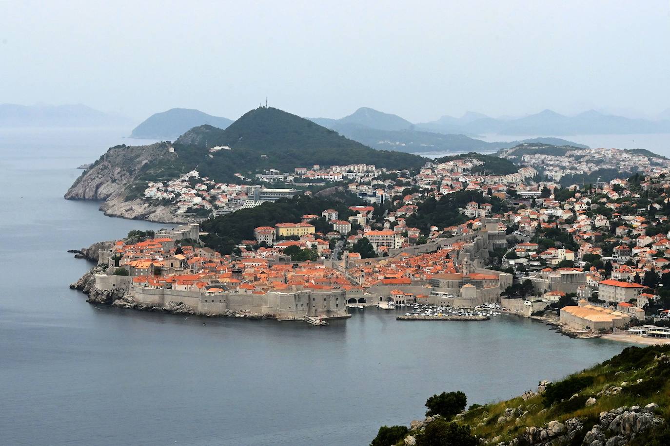 Dubrovnik (Croacia). Dubrovnik está considerada como una de las urbes más bellas de Croacia, declarada Patrimonio de la Humanidad por la Unesco se consolida como uno de los centros turísticos más importantes del mar Adriático. Una ciudad fortificada que parece abrazar al mar, rodeada por murallas que en el pasado tuvieron una importante función defensiva. En el interior predomina el terreno montañoso. Su apodo, 'La perla del Adriático', la define a la perfección.