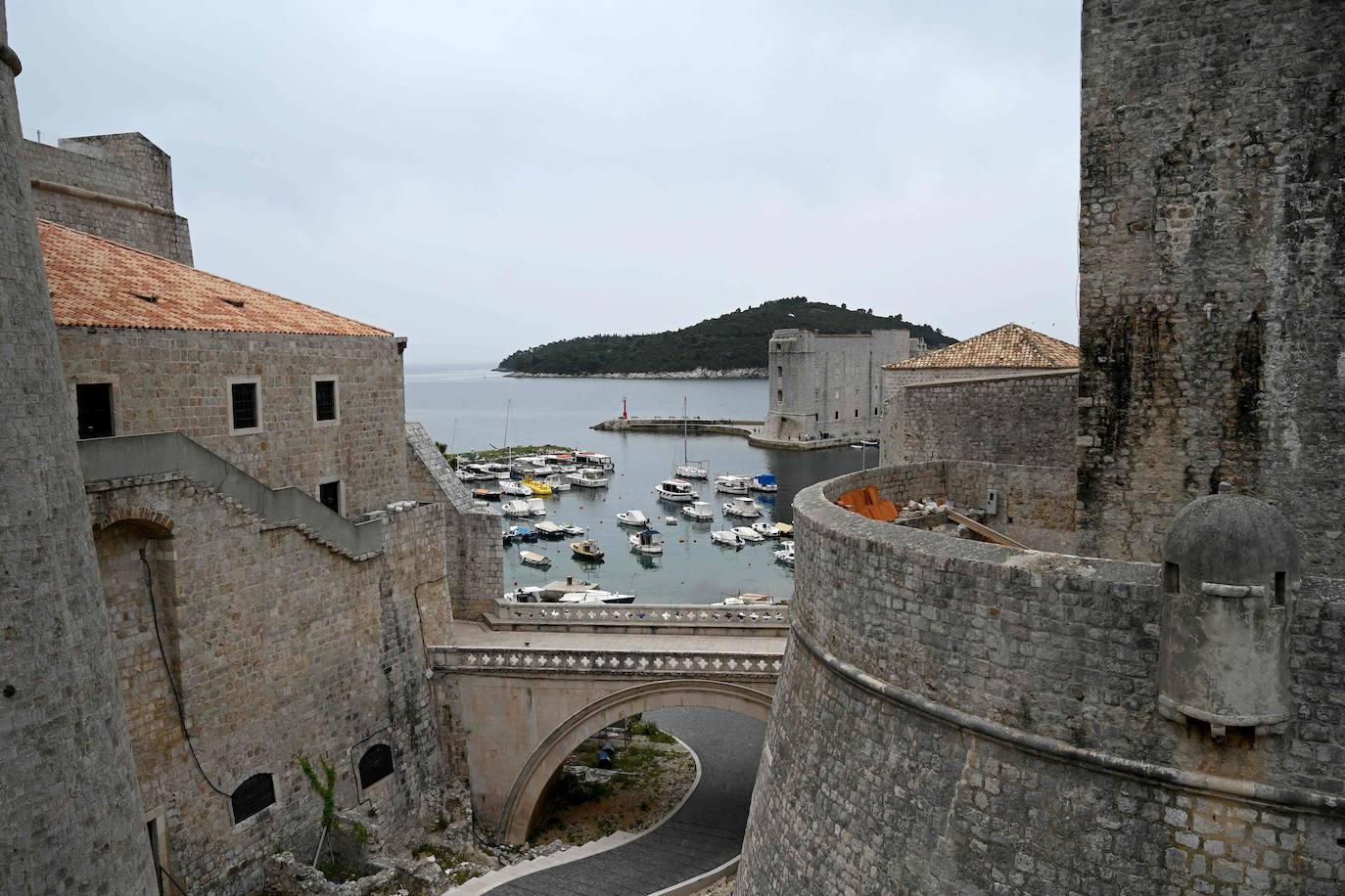 Dubrovnik (Croacia). Dubrovnik está considerada como una de las urbes más bellas de Croacia, declarada Patrimonio de la Humanidad por la Unesco se consolida como uno de los centros turísticos más importantes del mar Adriático. Una ciudad fortificada que parece abrazar al mar, rodeada por murallas que en el pasado tuvieron una importante función defensiva. En el interior predomina el terreno montañoso. Su apodo, 'La perla del Adriático', la define a la perfección. 