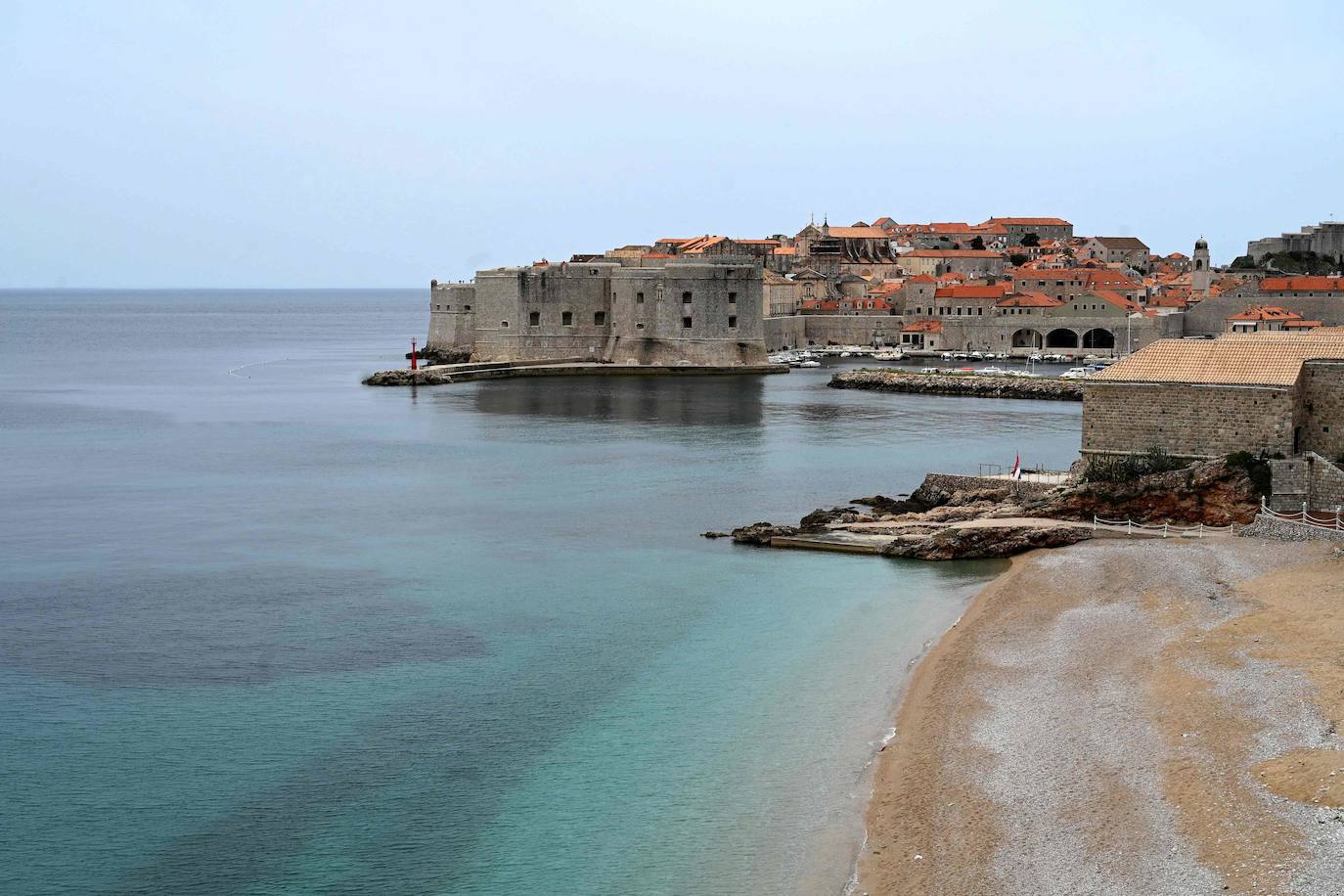 Dubrovnik (Croacia). Dubrovnik está considerada como una de las urbes más bellas de Croacia, declarada Patrimonio de la Humanidad por la Unesco se consolida como uno de los centros turísticos más importantes del mar Adriático. Una ciudad fortificada que parece abrazar al mar, rodeada por murallas que en el pasado tuvieron una importante función defensiva. En el interior predomina el terreno montañoso. Su apodo, 'La perla del Adriático', la define a la perfección. 