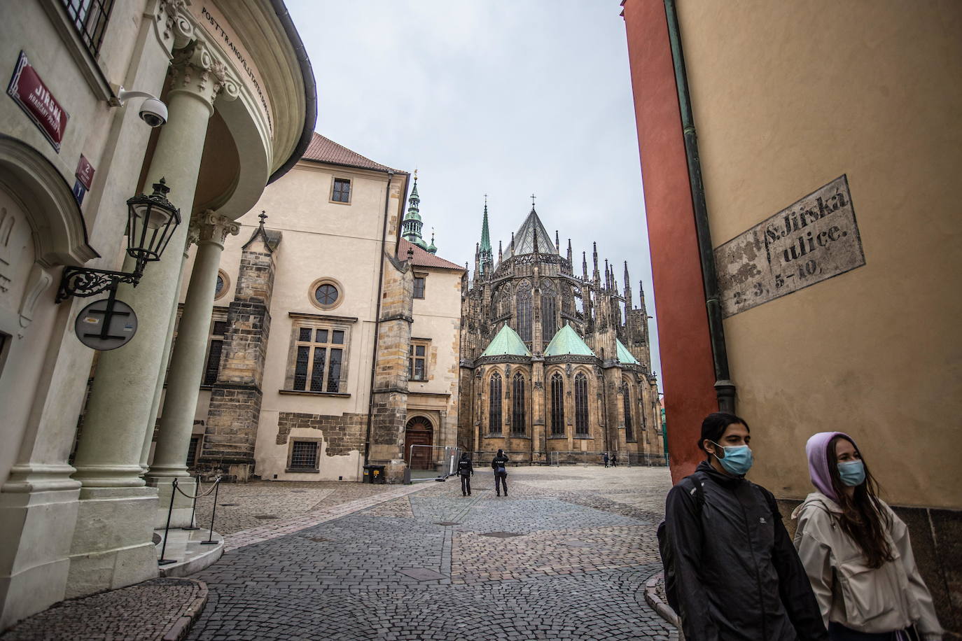 Praga (República Checa). Es una ciudad sorprendente. Su esencia medieval se respira en cada rincón, abundan los suelos y muros de piedra entre edificios espectaculares. Visitar la capital de la República Checa es un plan perfecto para realizar un viaje o una escapada en familia, con amigos o en pareja. Conocida como 'el nuevo París', es un destino idílico también para enamorados.