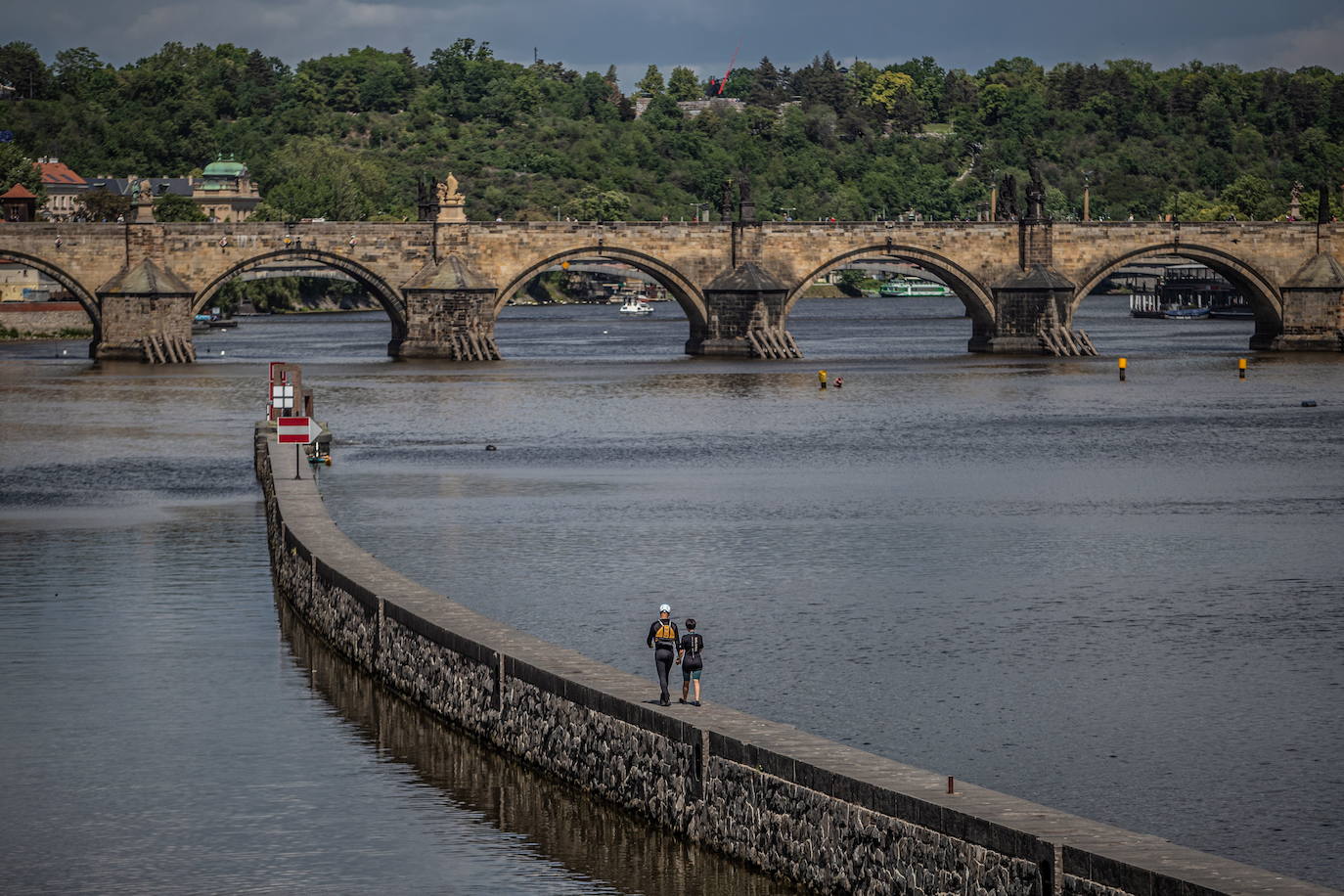 Praga (República Checa). Es una ciudad sorprendente. Su esencia medieval se respira en cada rincón, abundan los suelos y muros de piedra entre edificios espectaculares. Visitar la capital de la República Checa es un plan perfecto para realizar un viaje o una escapada en familia, con amigos o en pareja. Conocida como 'el nuevo París', es un destino idílico también para enamorados.