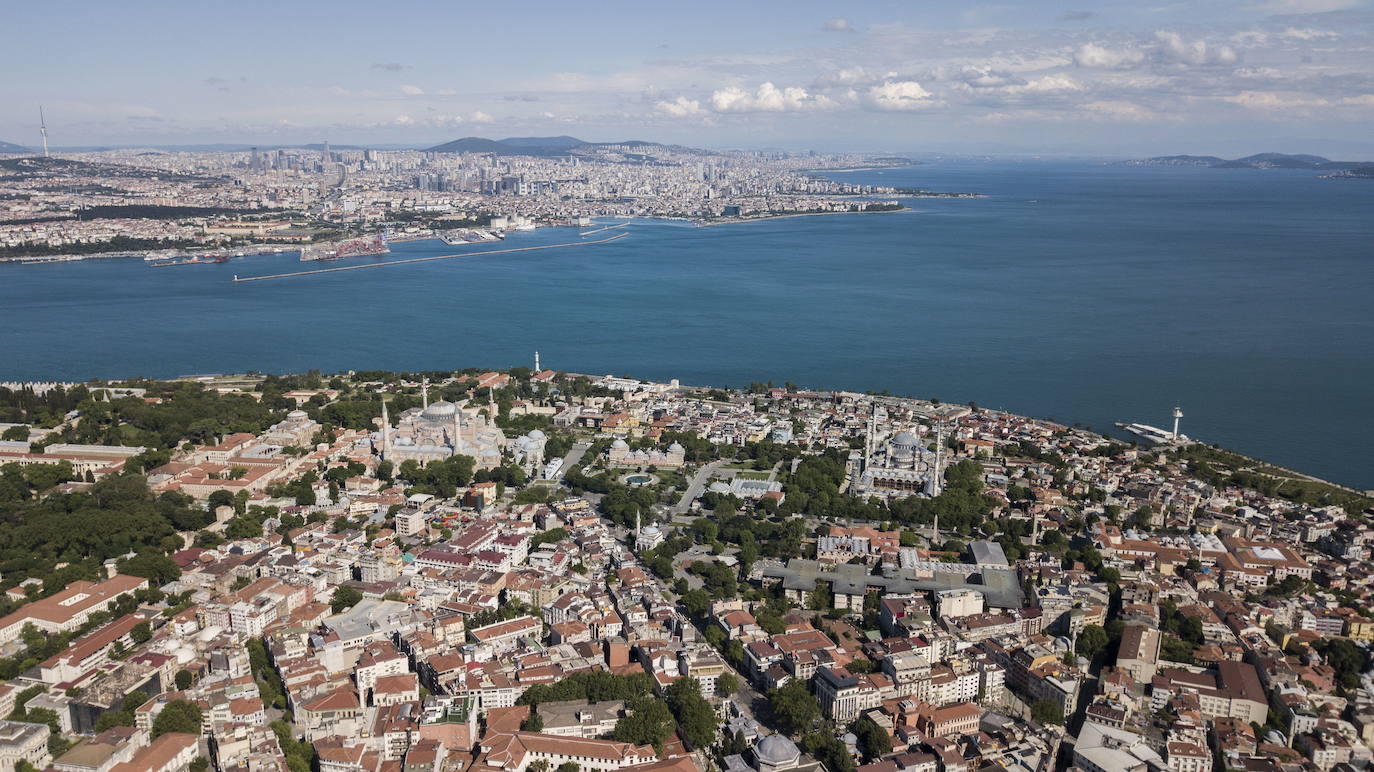 Estambul (Turquía). Durante mucho tiempo, la capital del Imperio Romano no fue Roma, sino la otra gran urbe del mundo occidental en la época, Constantinopla, la actual Estambul. Situada en el estrecho del Bósforo, en un lugar estratégico entre Occidente y Oriente, entre Europa y Asia, entre el mar Mediterráneo y el mar Negro. 