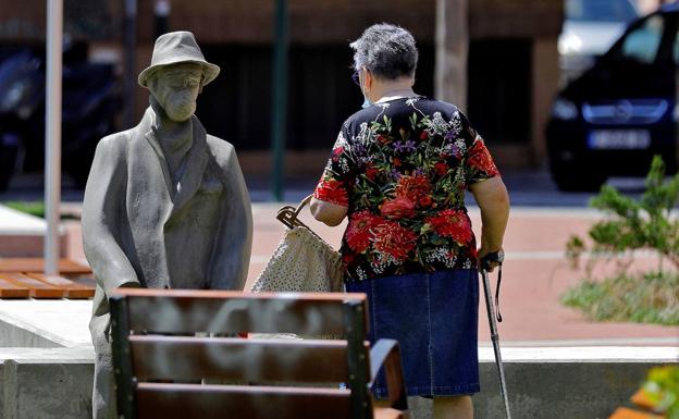 Imagen principal - La escultura sorpresa en memoria de las víctimas del coronavirus que ha aparecido en un parque valenciano