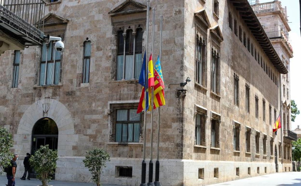 Banderas a media asta en señal de luto en la Generalitat Valenciana. 