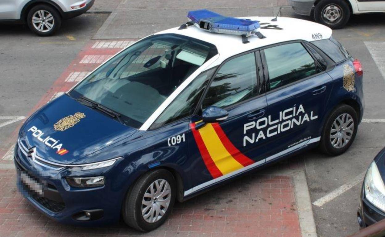 Agrede a dos ancianos en Gandia y a uno de ellos le roba 1.000 euros de una bandolera