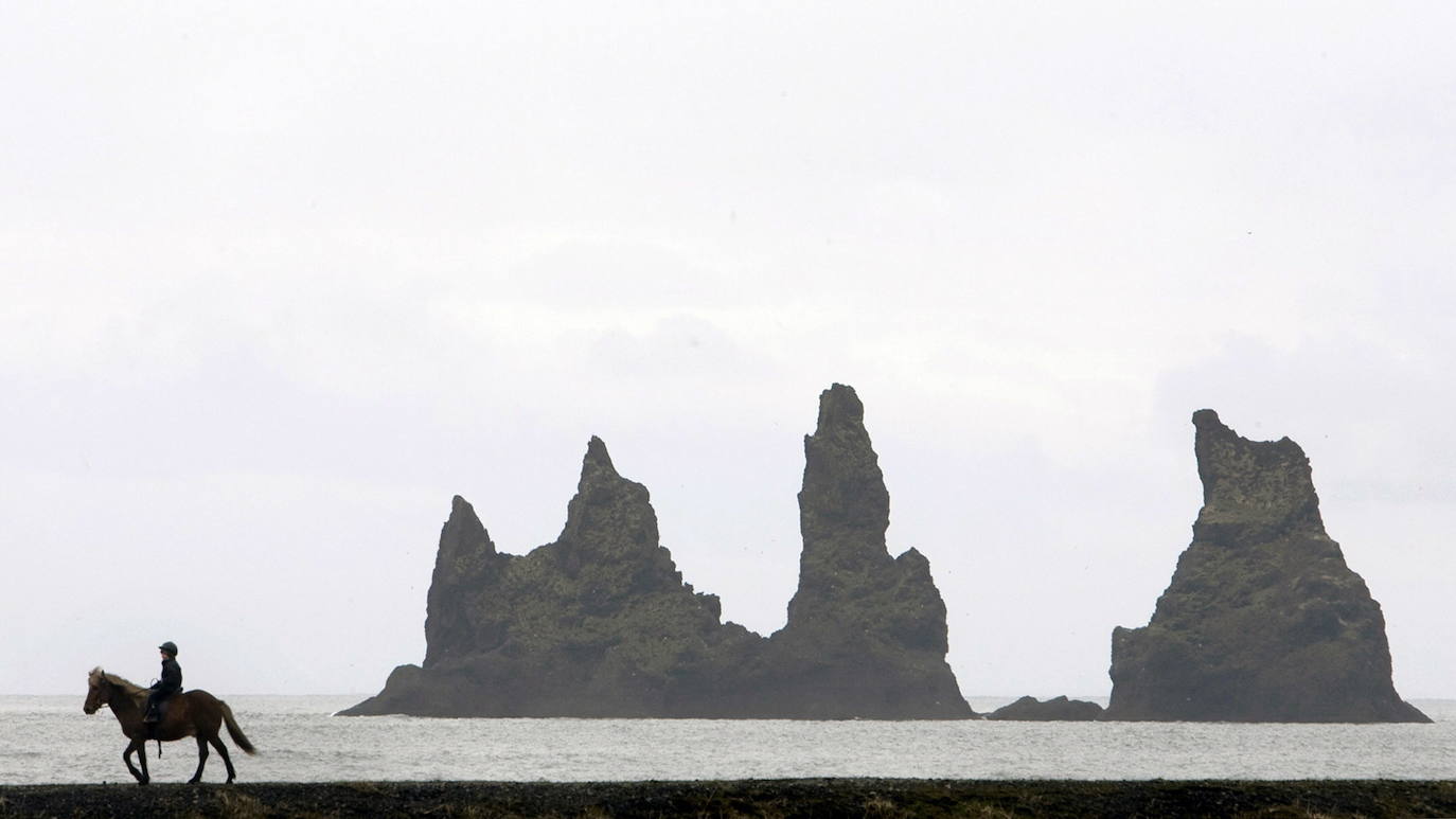 Reynisdrangur de Vík, considerada como una de las diez playas no tropicales más bellas de la Tierra. Su arena es negra.