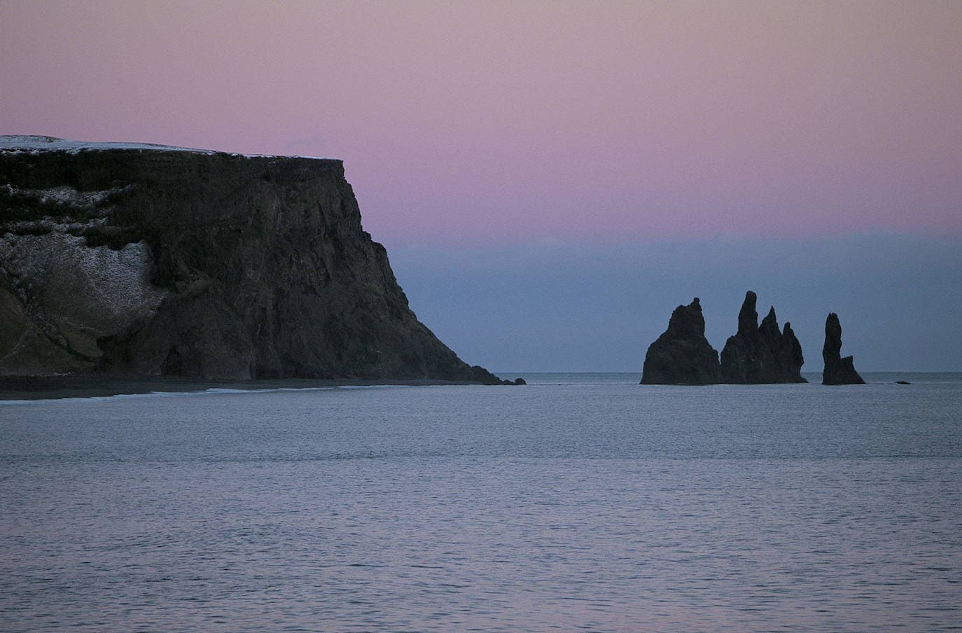 Las puntiagudas Reynisdrangar, rocas basállticas próximas al monte Reynisfjall, en la costa sur de Islandia.