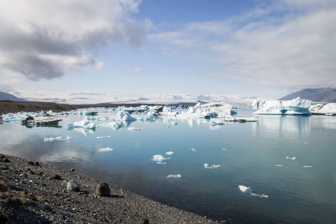El lago glaciar de Jökulsálon es un clásico en las rutas por la isla, con sus témpanos flotando antes de llegar al mar.