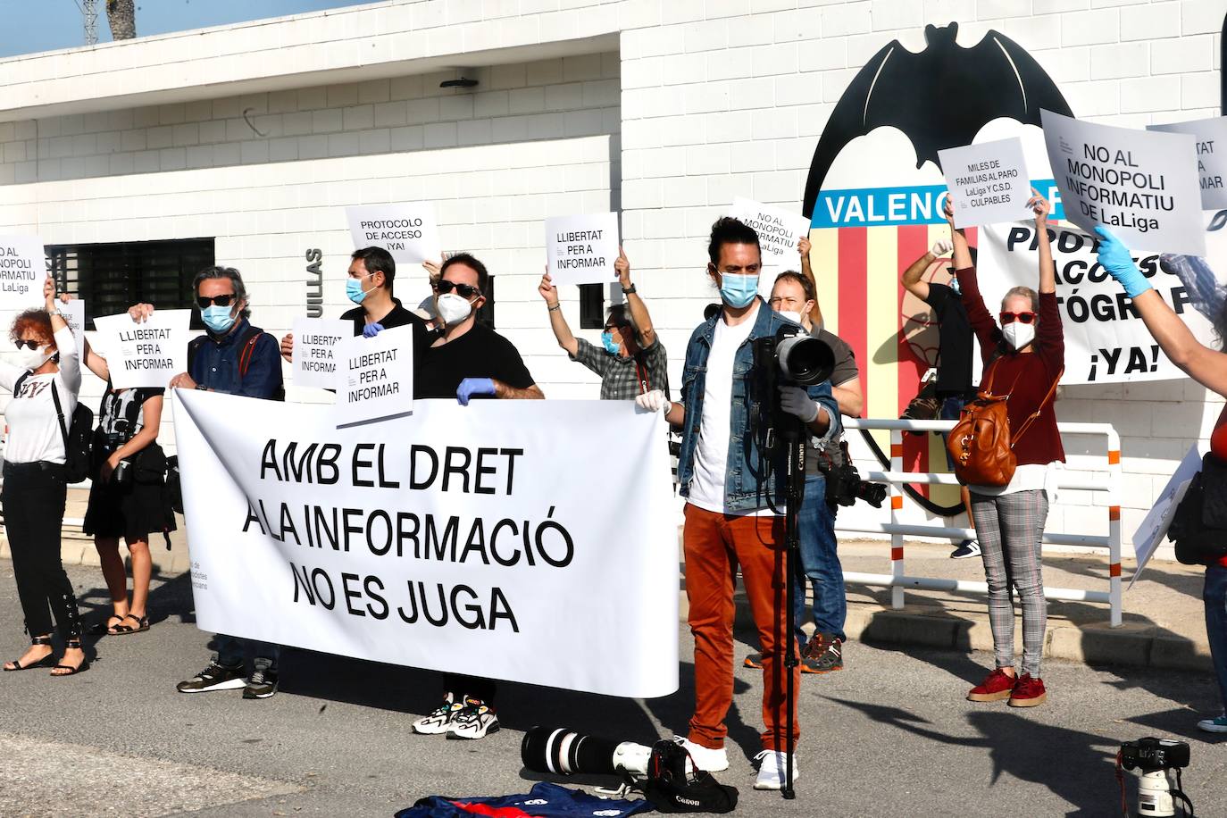 Fotoperiodistas deportivos se concentran en las instalaciones de la Ciudad Deportiva del Valencia CF para reclamar el acceso a los entrenamientos y partidos de LaLiga.