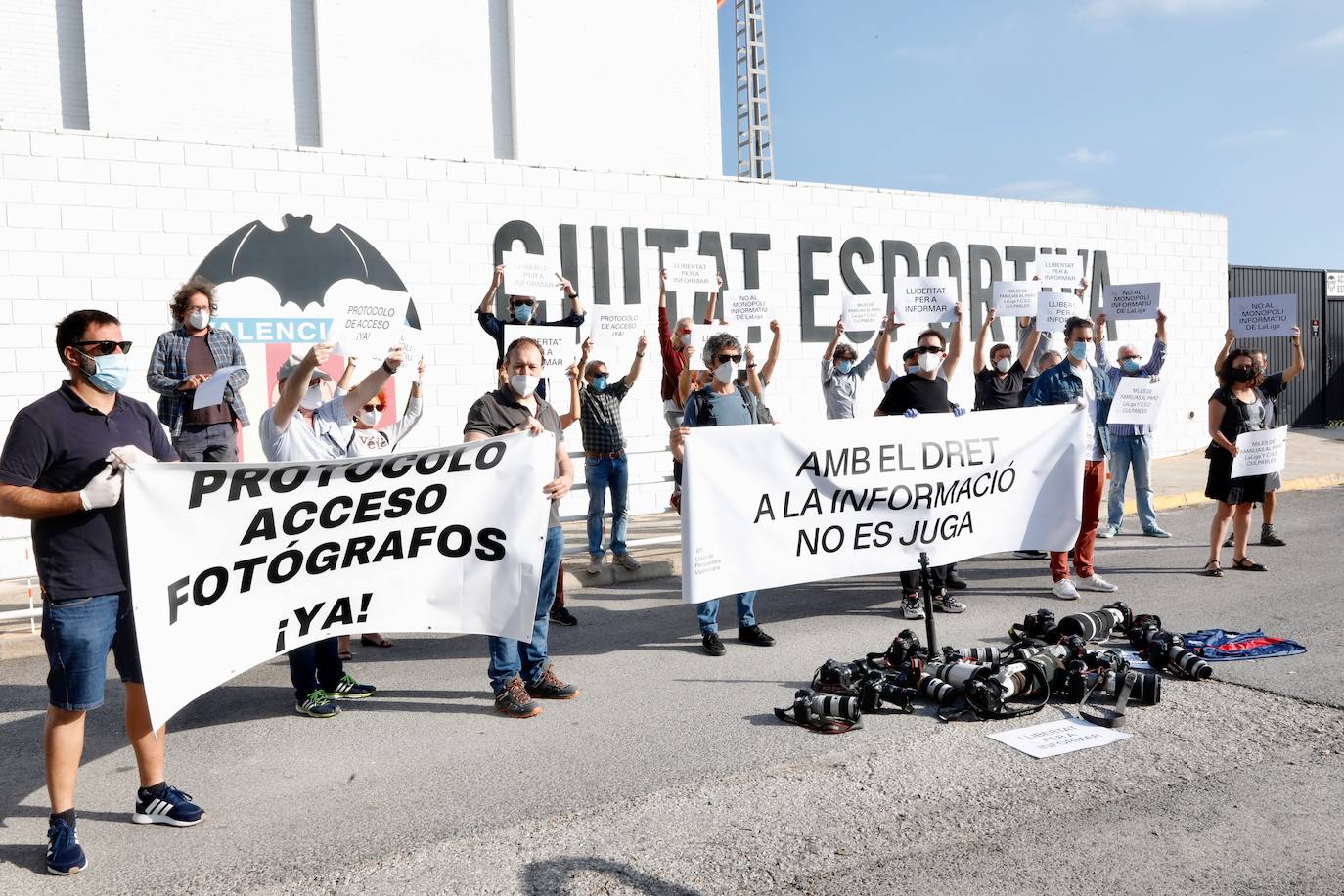 Fotoperiodistas deportivos se concentran en las instalaciones de la Ciudad Deportiva del Valencia CF para reclamar el acceso a los entrenamientos y partidos de LaLiga.