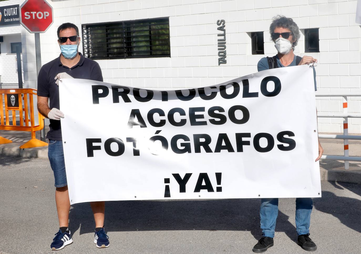 Fotoperiodistas deportivos se concentran en las instalaciones de la Ciudad Deportiva del Valencia CF para reclamar el acceso a los entrenamientos y partidos de LaLiga.