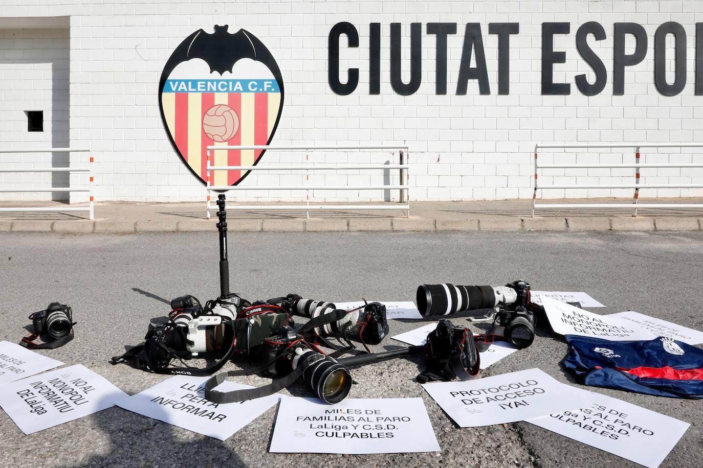 Fotoperiodistas deportivos se concentran en las instalaciones de la Ciudad Deportiva del Valencia CF para reclamar el acceso a los entrenamientos y partidos de LaLiga.