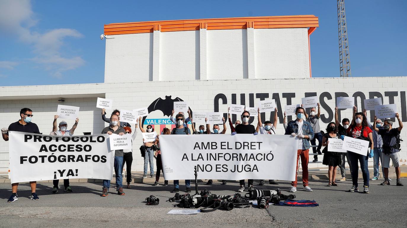 Fotoperiodistas deportivos se concentran en las instalaciones de la Ciudad Deportiva del Valencia CF para reclamar el acceso a los entrenamientos y partidos de LaLiga.