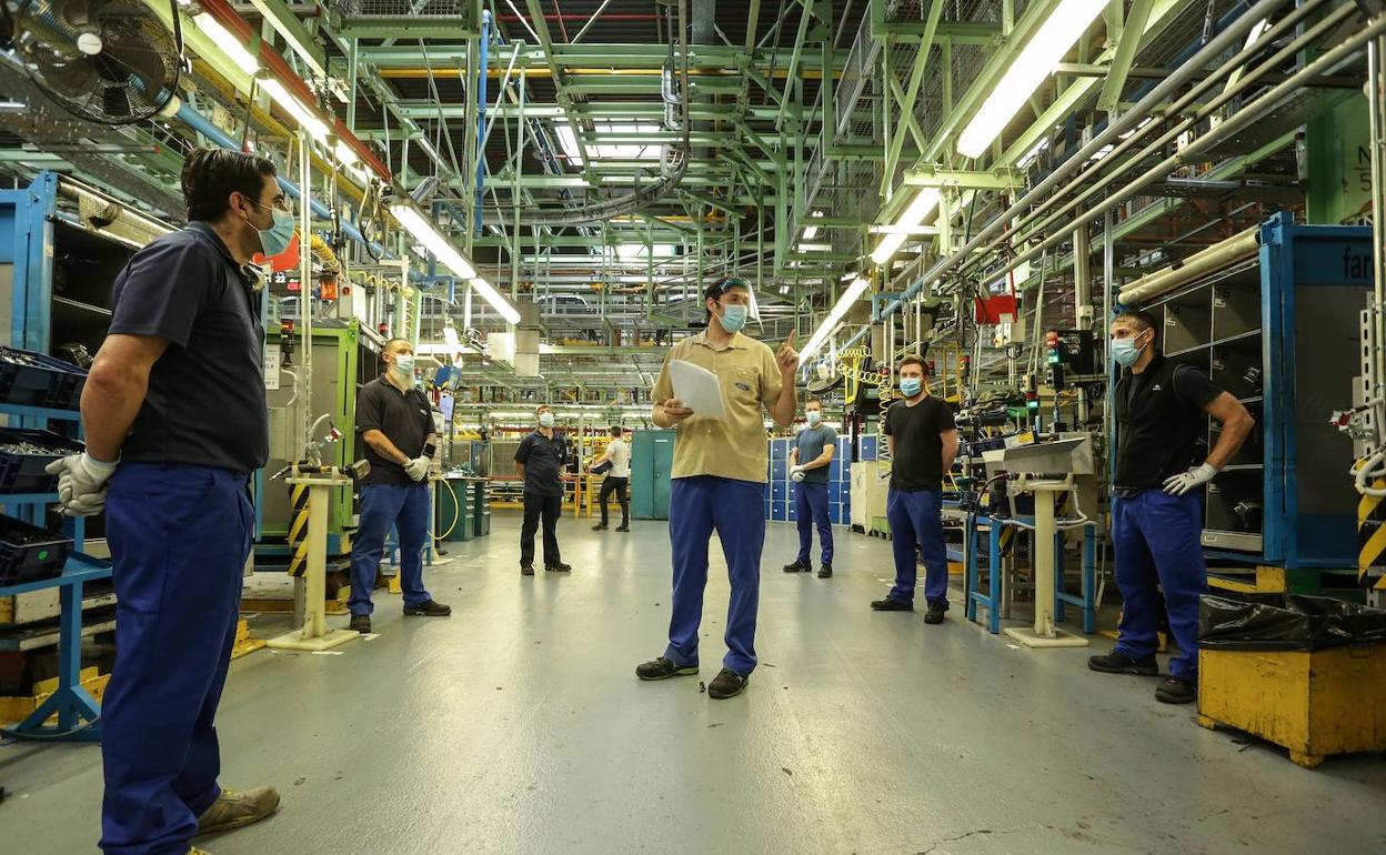 Trabajadores de Ford, con mascarilla y guantes, en la reapertura de la planta tras el parón por coronavirus.