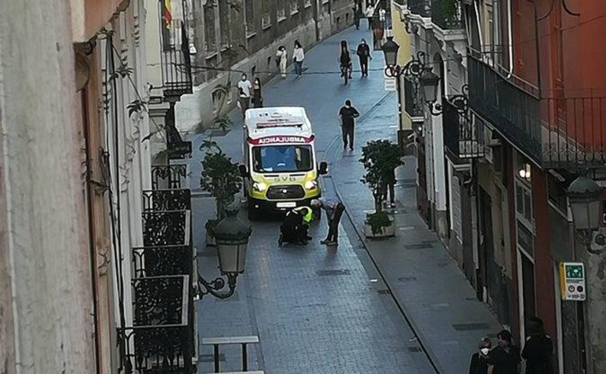 Calle Caballeros, con una ambulancia atascada al fondo. 