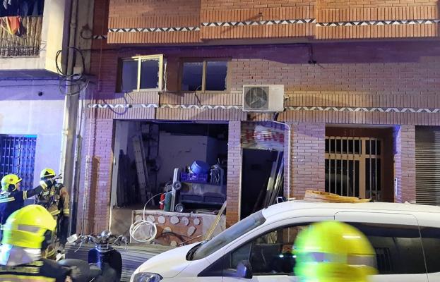 Estado en el que ha quedado la fachada del almacén tras la explosión.