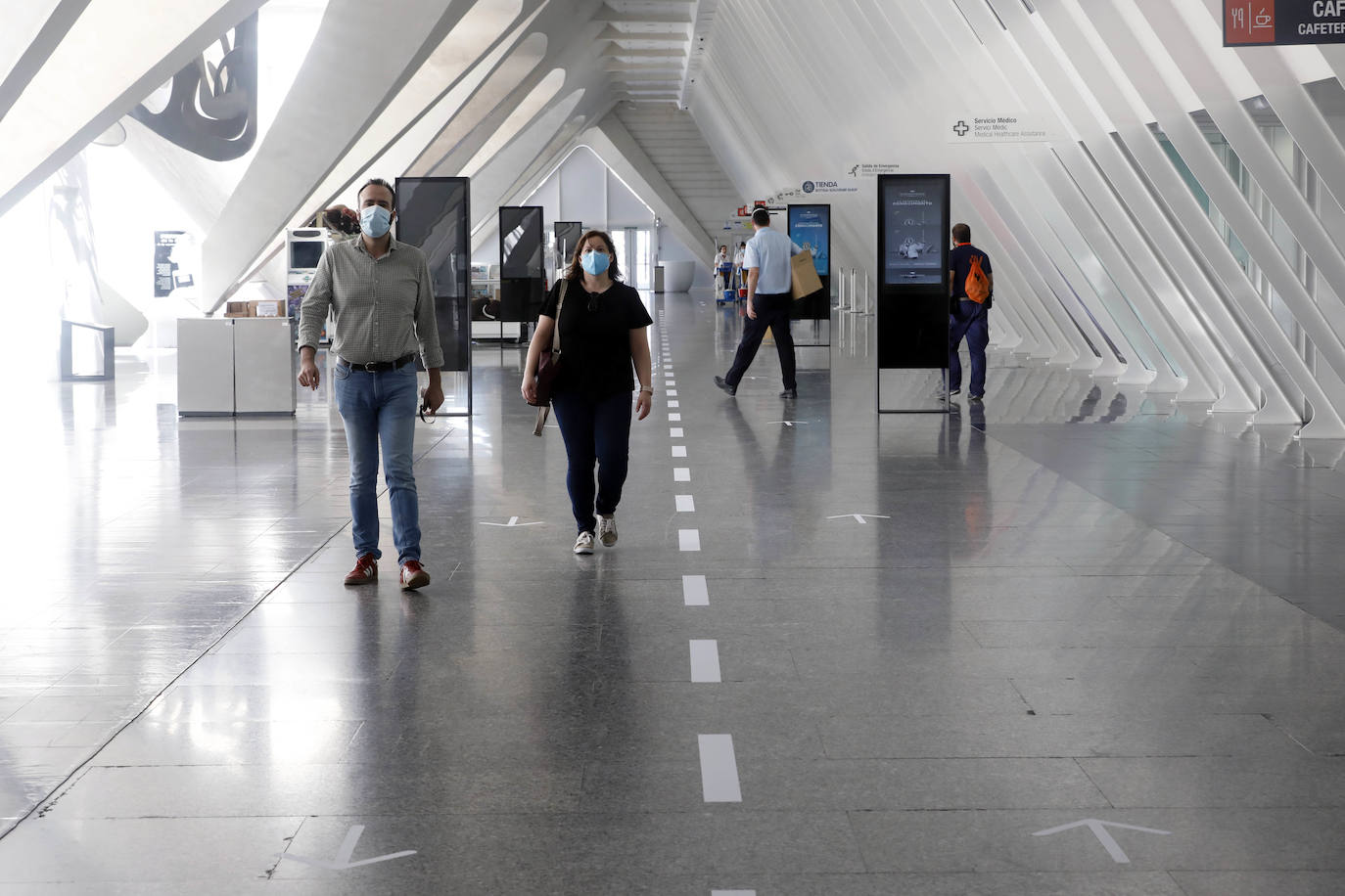 La ciudad de Valencia se prepara y acondiciona sus espacios para pasar a la fase 2 de desescalada a partir del lunes 1 de junio, junto al resto de la Comunitat. La fase 2 refuerza la movilidad a los ciudadanos y reduce las restricciones en la reapertura de numerosas instalaciones y servicios, aunque mantiene algunas restricciones. Los territorios que pasan a la fase 2 de la desescalada podrán abrir cines, teatros y monumentos con un tercio del aforo. Además, el uso de la playa ya se contempla en la fase 2 y se ha flexibilizado mucho la movilidad. 