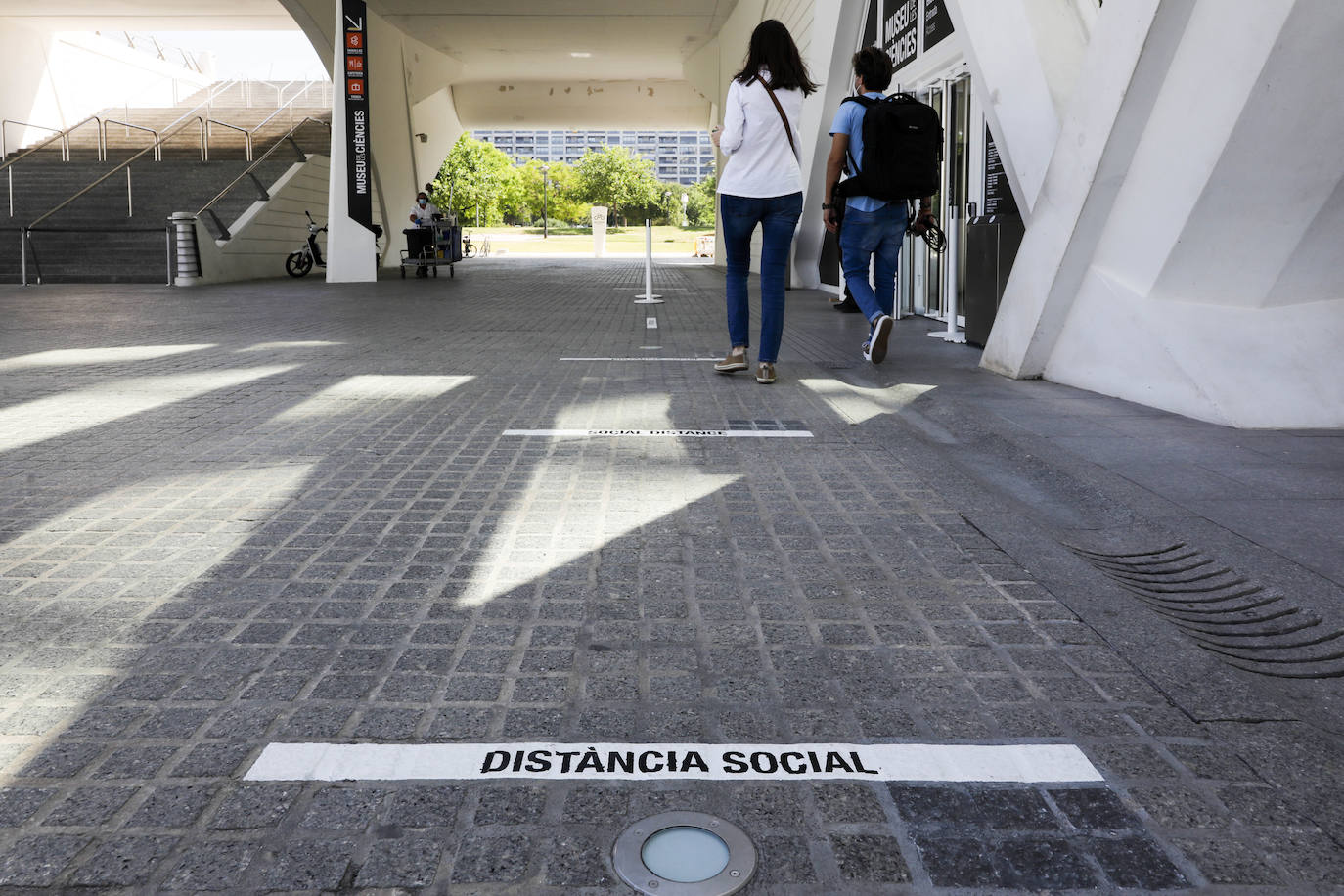 La ciudad de Valencia se prepara y acondiciona sus espacios para pasar a la fase 2 de desescalada a partir del lunes 1 de junio, junto al resto de la Comunitat. La fase 2 refuerza la movilidad a los ciudadanos y reduce las restricciones en la reapertura de numerosas instalaciones y servicios, aunque mantiene algunas restricciones. Los territorios que pasan a la fase 2 de la desescalada podrán abrir cines, teatros y monumentos con un tercio del aforo. Además, el uso de la playa ya se contempla en la fase 2 y se ha flexibilizado mucho la movilidad. 