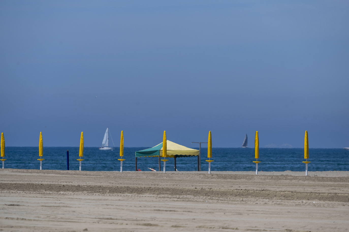 Las playas de Italia reabrirán en medio de la pandemia del coronavirus aunque los bañistas tendrán que mantener una distancia mínima de 5 metros entre ellos y adoptar ciertas medidas higiénicas.