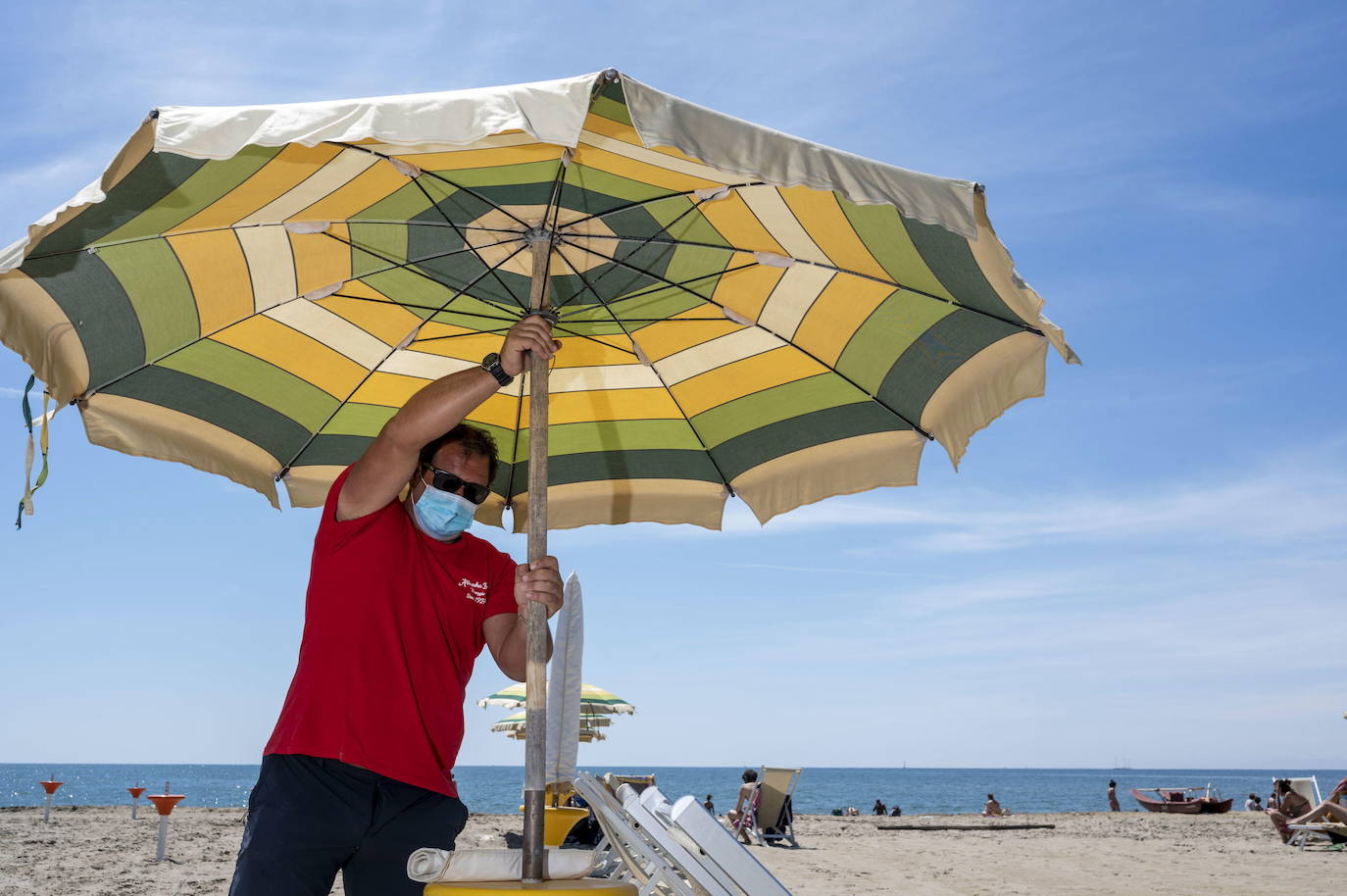 Las playas de Italia reabrirán en medio de la pandemia del coronavirus aunque los bañistas tendrán que mantener una distancia mínima de 5 metros entre ellos y adoptar ciertas medidas higiénicas.