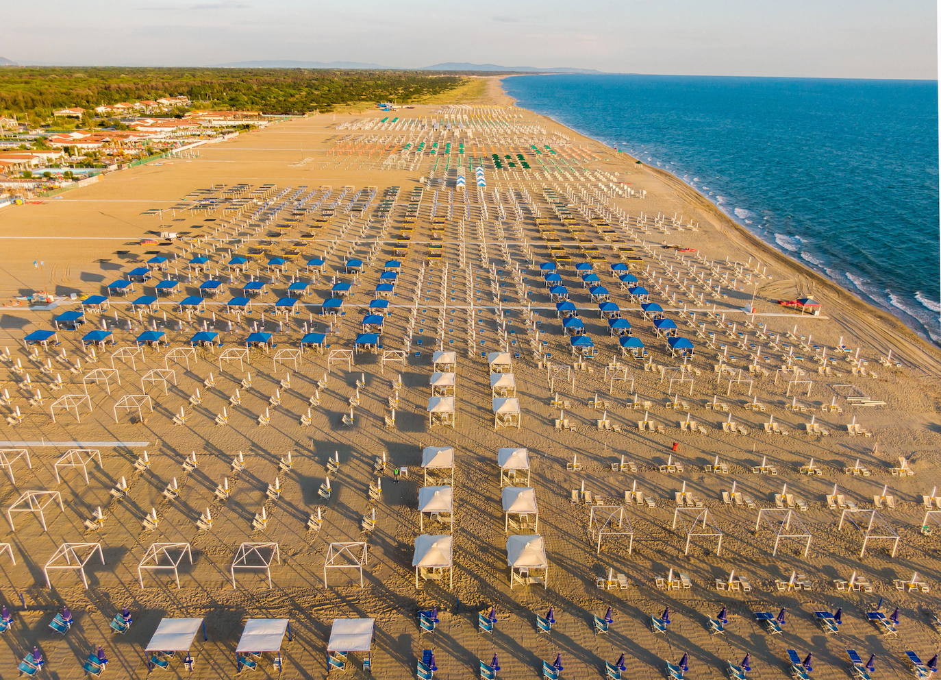 Las playas de Italia reabrirán en medio de la pandemia del coronavirus aunque los bañistas tendrán que mantener una distancia mínima de 5 metros entre ellos y adoptar ciertas medidas higiénicas.